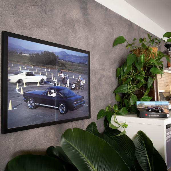 Ford Mustang Adventskalender – Fastback Modellauto 1:43 Bausatz in Schwarz mit V8 Soundbasis, Begleitbuch & Zubehör – Geschenk für Auto Fans