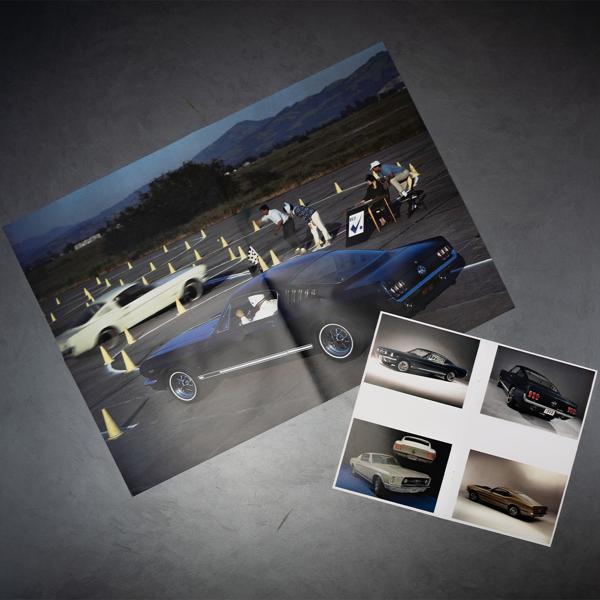 Ford Mustang Adventskalender – Fastback Modellauto 1:43 Bausatz in Schwarz mit V8 Soundbasis, Begleitbuch & Zubehör – Geschenk für Auto Fans