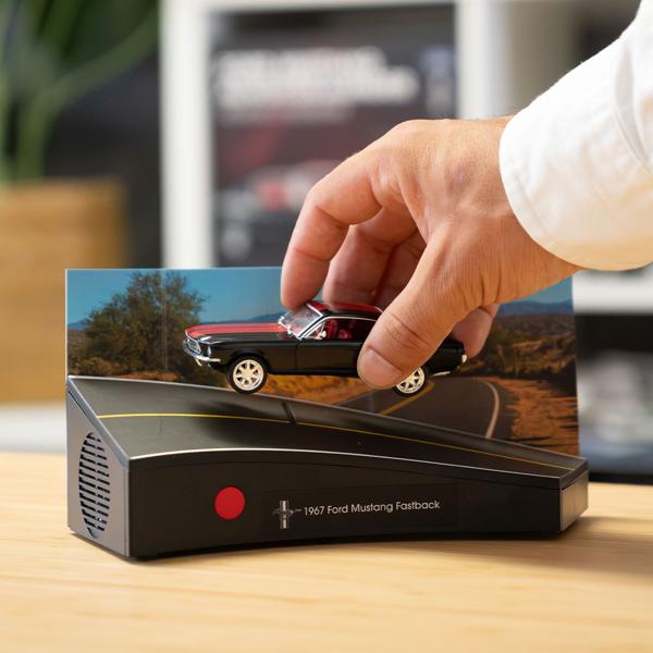 Ford Mustang Adventskalender – Fastback Modellauto 1:43 Bausatz in Schwarz mit V8 Soundbasis, Begleitbuch & Zubehör – Geschenk für Auto Fans