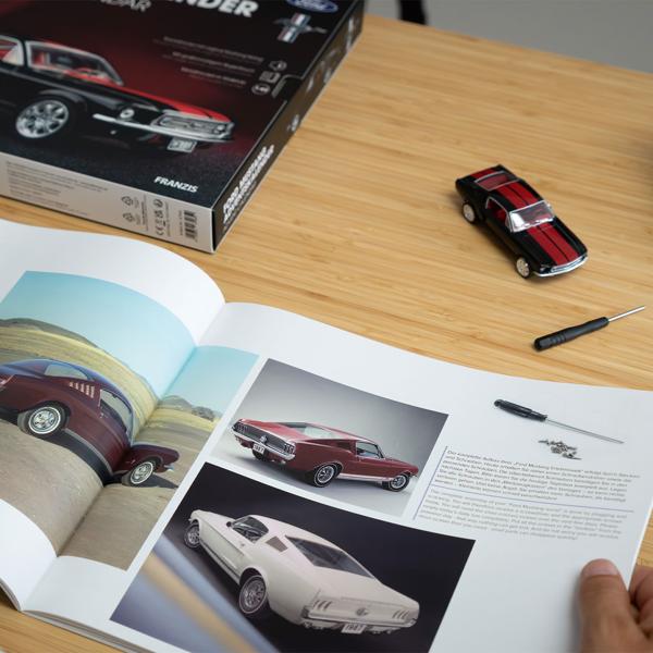 Ford Mustang Adventskalender – Fastback Modellauto 1:43 Bausatz in Schwarz mit V8 Soundbasis, Begleitbuch & Zubehör – Geschenk für Auto Fans