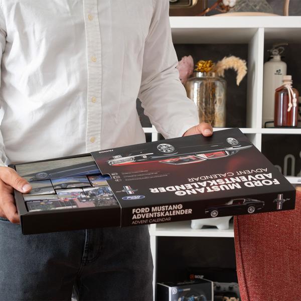 Ford Mustang Adventskalender – Fastback Modellauto 1:43 Bausatz in Schwarz mit V8 Soundbasis, Begleitbuch & Zubehör – Geschenk für Auto Fans