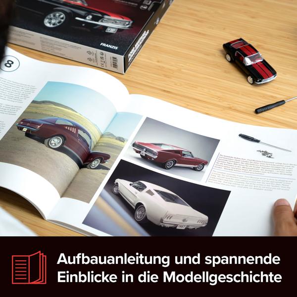Ford Mustang Adventskalender – Fastback Modellauto 1:43 Bausatz in Schwarz mit V8 Soundbasis, Begleitbuch & Zubehör – Geschenk für Auto Fans