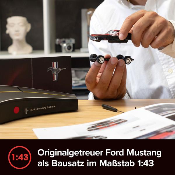 Ford Mustang Adventskalender – Fastback Modellauto 1:43 Bausatz in Schwarz mit V8 Soundbasis, Begleitbuch & Zubehör – Geschenk für Auto Fans