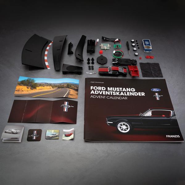 Ford Mustang Adventskalender – Fastback Modellauto 1:43 Bausatz in Schwarz mit V8 Soundbasis, Begleitbuch & Zubehör – Geschenk für Auto Fans