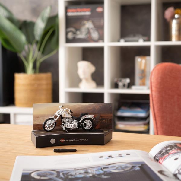 Harley-Davidson Adventskalender 2024 – FXST Softail Modellbausatz 1:18 mit V2 Soundmodul, Begleitbuch & Zubehör – Geschenk für Motorrad Fans