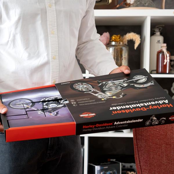 Harley-Davidson Adventskalender 2024 – FXST Softail Modellbausatz 1:18 mit V2 Soundmodul, Begleitbuch & Zubehör – Geschenk für Motorrad Fans