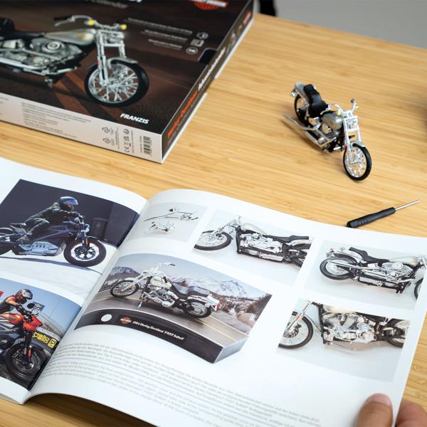 Harley-Davidson Adventskalender 2024 – FXST Softail Modellbausatz 1:18 mit V2 Soundmodul, Begleitbuch & Zubehör – Geschenk für Motorrad Fans