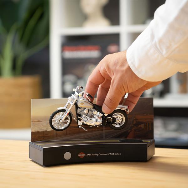 Harley-Davidson Adventskalender 2024 – FXST Softail Modellbausatz 1:18 mit V2 Soundmodul, Begleitbuch & Zubehör – Geschenk für Motorrad Fans