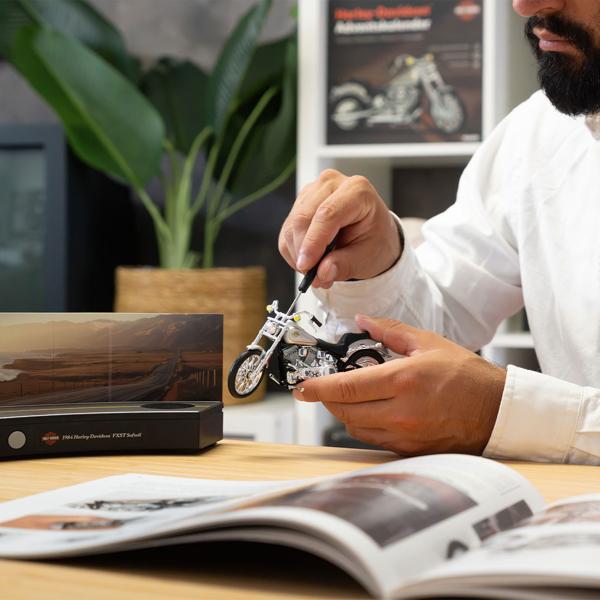 Harley-Davidson Adventskalender 2024 – FXST Softail Modellbausatz 1:18 mit V2 Soundmodul, Begleitbuch & Zubehör – Geschenk für Motorrad Fans