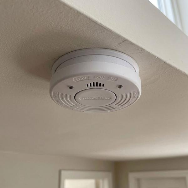 Détecteur de fumée avec batterie au lithium, jusqu’à 10 ans, détecteur de fumée conforme à la norme EN 14604, 85 dB, mémoire d’alarme, bouton de test, fixation incluse