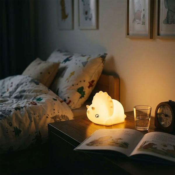 Veilleuse Tricératops en silicone, veilleuse LED enfant en forme de dino rechargeable, blanc chaud & changement de couleur RGB, minuterie 3 h, commande par tapotement, USB-C