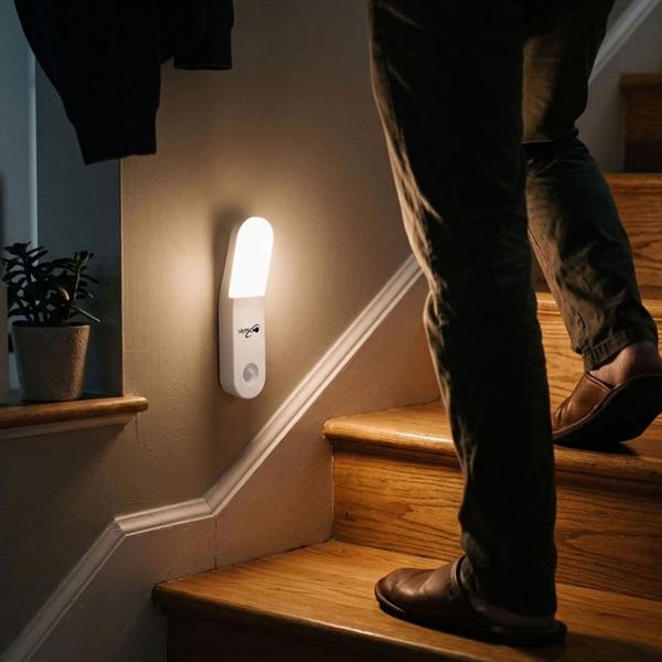 LED Orientierungslicht mit Bewegungsmelder, Akku Nachtlicht warmweiss mit Magnet und Klebepad, USB-C aufladbar, Sensorlicht für Flur, Treppe