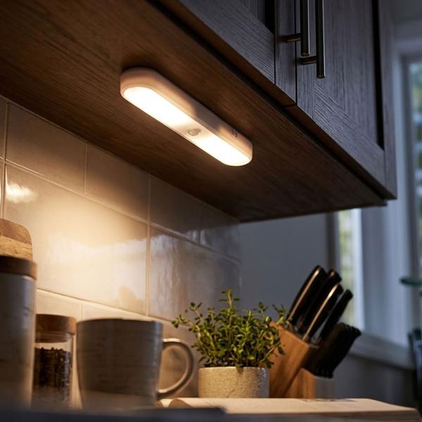 LED-Sensorlicht Leiste mit Dämmerungs- und Bewegungssensor, 160 Lumen Kaltweiss, bis 3 m, 120°, 3 Lichtmodi, inkl. 4x AAA, Klebemontage