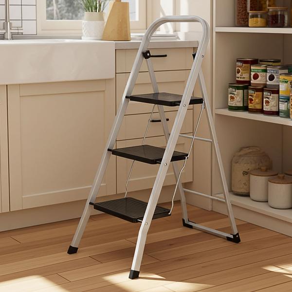 Foldable step ladder with three steps, up to 125 kg: stable kitchen ladder, space-saving for effortless work around the house