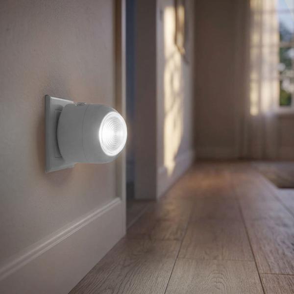 Socket light with 360° rotatable lamp head – day/night sensor for automatic switch-on – 230V-50Hz, 1 watt power – ideal for hallway, kitchen & basement