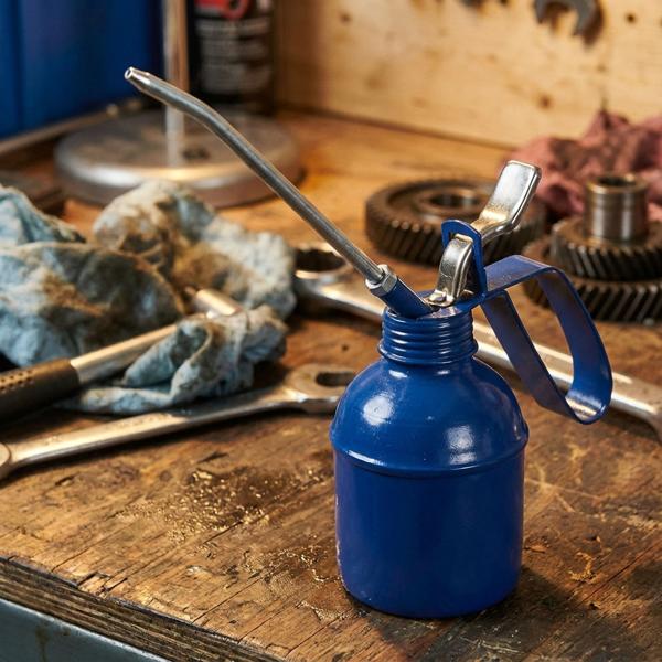 Ölspritzkanne 300 ml - Ölen von Fahrzeugen, Motoren & Maschinen mit Pumpfunktion - Stabile Metallkanne blau - Feste Tülle für dosierte Öl-Abgabe
