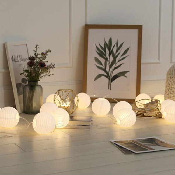 Fata decorativa con lanterne bianche, 20 LED, IP44 - Crea un‘atmosfera accogliente in giardino o sul patio e balcone
