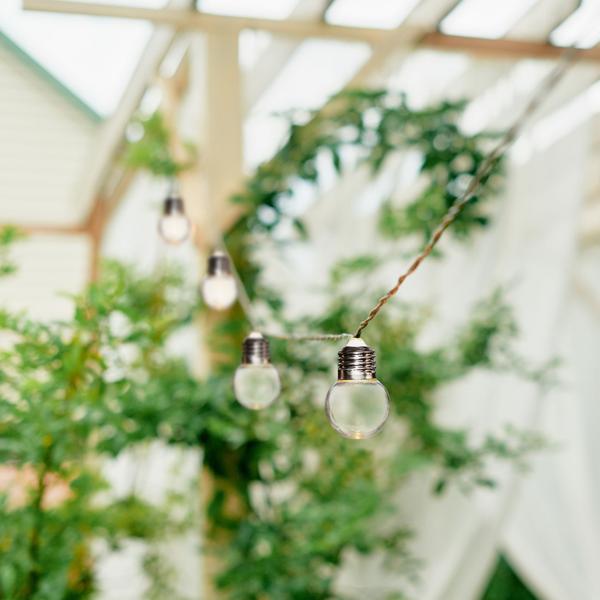 LED light chain with 20 LEDs in light bulb shape, solar-powered, 3.8 meters