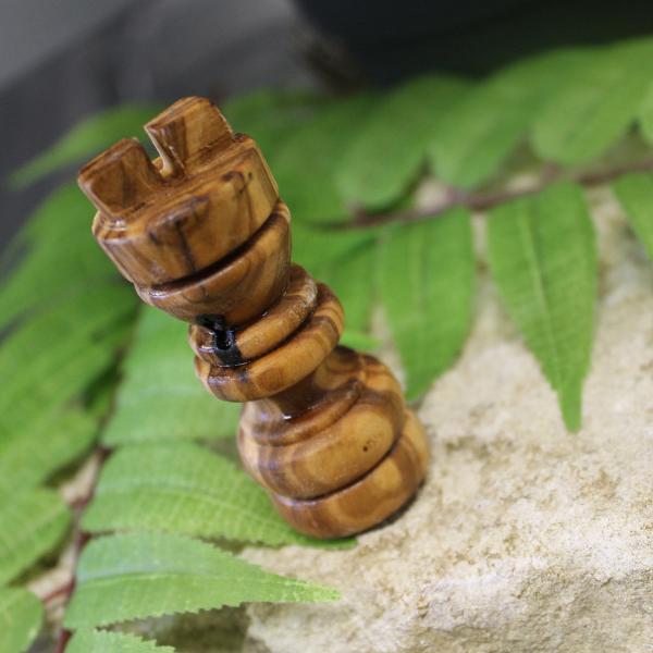 Olivenholz Schachbrett mit Figuren - Rustikales Unikat handgefertigt - 40x40cm - Naturrand - Braun/Dunkelbraun/Natur - Italien