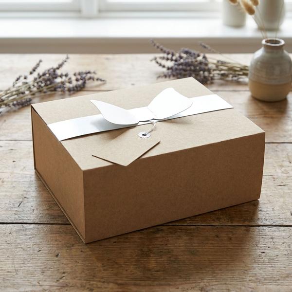 Scatola regalo in carta con coperchio e nastro – scatola pieghevole per piccoli regali e omaggi per ospiti – naturale, 18 x 9 x 23 cm – 100% riciclabile