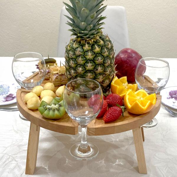 Servier- & Weinbrett mit faltbaren Füssen - Buchenholz Natur Braun Ø 35cm - Weinglashalterung für 4 Gläser & Weinflasche - lebensmittelecht