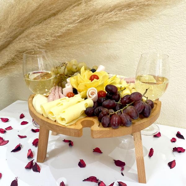 Servier- & Weinbrett mit faltbaren Füssen - Buchenholz Natur Braun Ø 35cm - Weinglashalterung für 4 Gläser & Weinflasche - lebensmittelecht