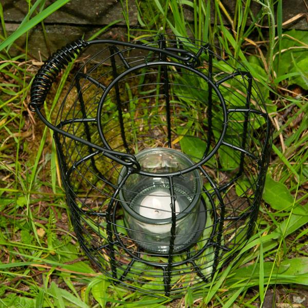 Laterne Metallgitter Schwarz - Windlicht für Kerzen mit Henkel - Ø 18,5 x H 24 cm - Modernes Design - Hübsches Schattenspiel - Dekorativ für Balkon, Garten