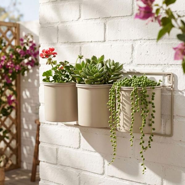 Metal flower pot holder – Wall‑mounted for 3 flower pots – Robust, weather‑resistant, beige – Space‑saving & decorative for garden, balcony, fence – 12 x 14 cm