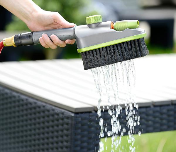 Brosse à main 2 en 1 avec fonction vaporisation pour tuyau d’arrosage