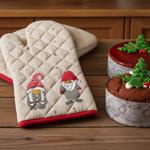 Festive Gnome Oven Glove: Best protection when baking. Cotton baking glove wi...
